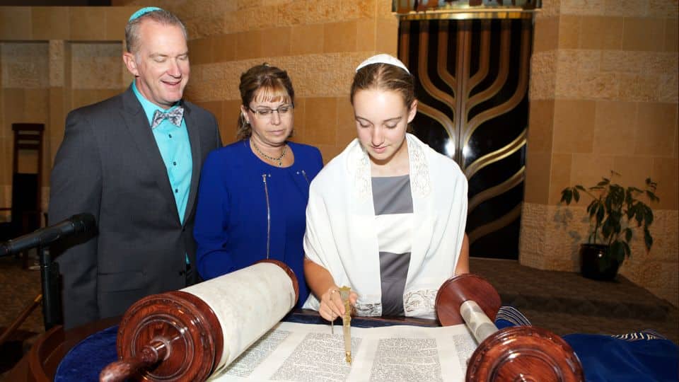 הפכה אישה: איך כותבים ברכה לבת מצווה?
